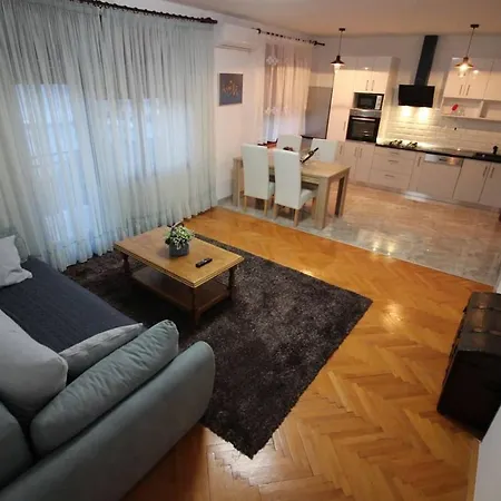 Moderan U Blizini Mora Apartman *